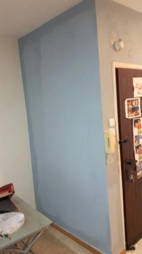 צביעת קיר בכניסה לבית